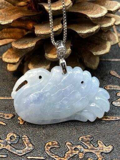 本翡翠　ペンダント  ネックレス スワン　可愛い　ヒスイ A貨　ラベンダー色 お手作り　誕生日プレゼント 鑑別書有 2022072308