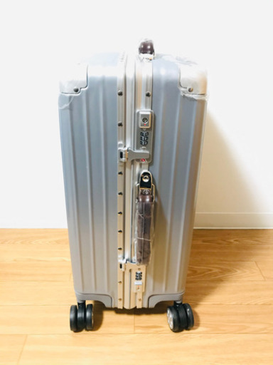 新品未使用！人気の機内持ち込みシルバーのスーツケース！