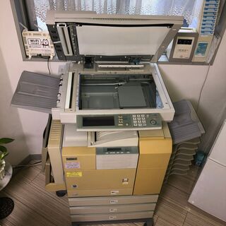 コピー機　シャープ　複合機 AR-3５０M製番４５０２５８１１ お譲りします、新品のトナーカートリッジ（8,000円）付き。　オフイスの移転のため現在使用中のシャープ複合機をOnline向きの機種に変更につき譲渡します、買取り機のため追加費用は不要です。B5, A4, B4, A3各用紙のカートリッジ付き、両面コピーやソート機能付きですの画像