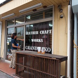 受注事務。革製品の修理を行うお店です。