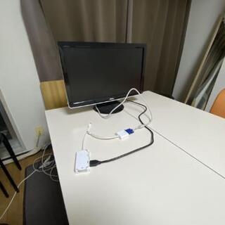 PCモニター、机3台、オフィスチェア5脚、１人用ソファ2個