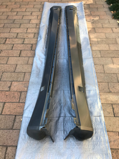 半額に値下げしました。メルセデスベンツＷ２０１サイドステップシルカバーの右と左を売ります