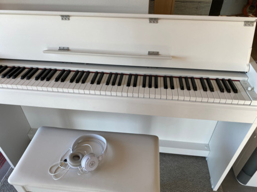 電子ピアノ　ヘッドホン、椅子、セットで5万円　（美品）