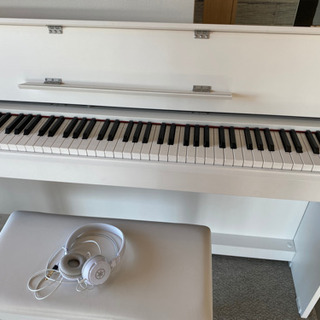 電子ピアノ　ヘッドホン、椅子、セットで5万円　（美品）