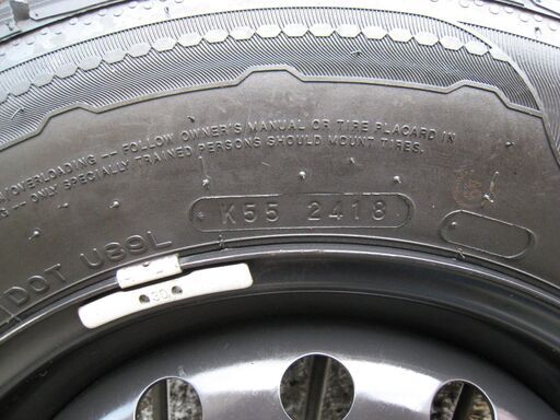 スタッドレスタイヤ（205/65R15)４本とタイヤチェーン（非金属）