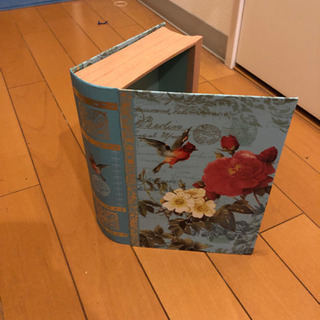 本の形の小物入れの画像