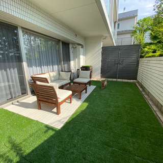 人工芝タイル160枚、ウッドデッキタイル60枚　※テーブルセットは付きませんの画像