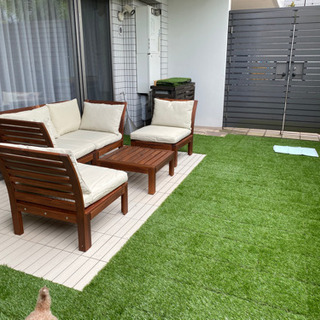 人工芝タイル160枚、ウッドデッキタイル60枚　※テーブルセットは付きませんの画像