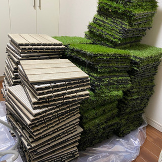 人工芝タイル160枚、ウッドデッキタイル60枚　※テーブルセットは付きませんの画像