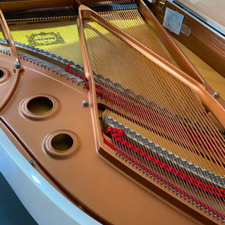 ヤマハC3の気品あるホワイトモデルグランドピアノの画像