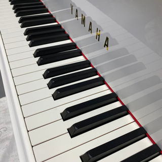 ヤマハC3の気品あるホワイトモデルグランドピアノの画像