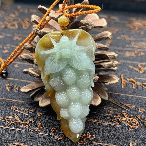 本翡翠　ペンダント  ネックレス 葡萄 蜘蛛 お手作り　ミャンマー産　天然翡翠 ヒスイA貨 男女兼用 鑑別書有 2022072310