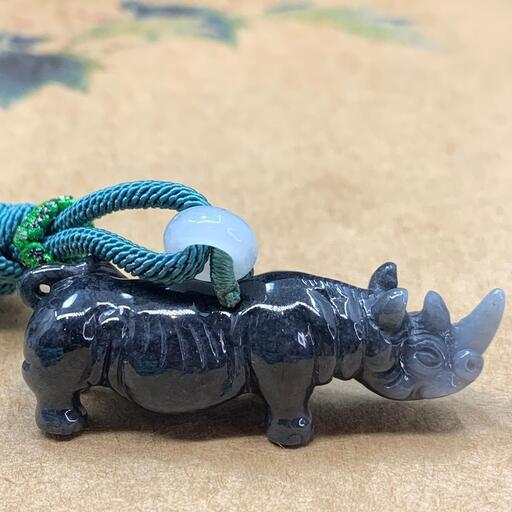 本翡翠　ネックレス ペンダント  犀 サイ ミャンマー産　天然翡翠 ヒスイ A貨 烏骨鶏色 希少 メンズ 鑑別書有 2022072502