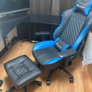 ゲーミングチェア サーマルテイク　足置き椅子付きの画像