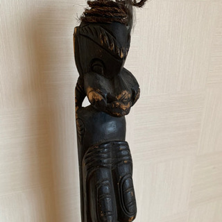 木彫り人形の置物の画像