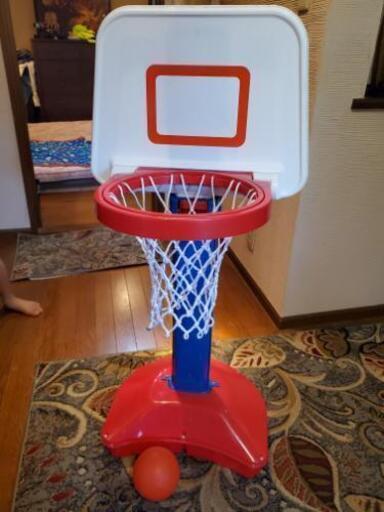 子供のバスケットボールゴールとボールセット