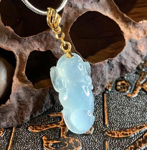 ペンダント ワンちゃん 犬 本翡翠 氷ヒスイ 誕生日プレゼント 18kゴールド 鑑別書