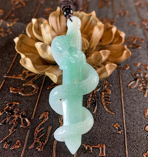 ネックレス 蛇 巳年 ミャンマー産 本翡翠 ヒスイA貨 お手作り品　緑色 鑑定書付 2022072110