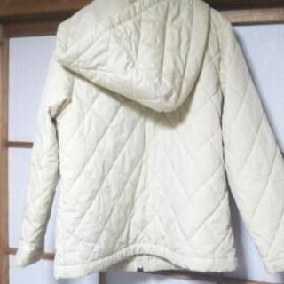 女の子 ベージュ上着 130の画像