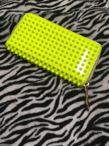 ルブタン　ネオンイエロー