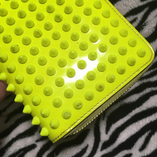 ルブタン　ネオンイエローの画像