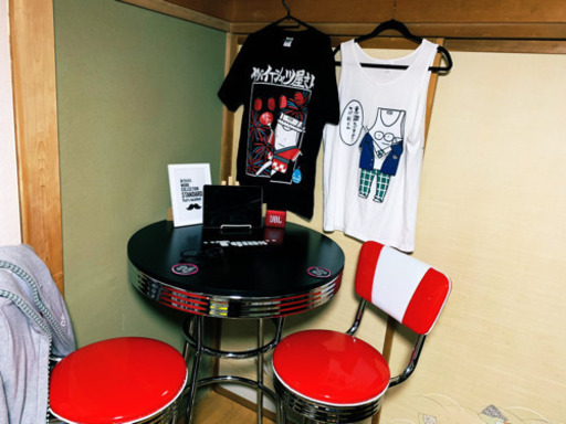 おしゃれcafe、Bar黒テーブル&赤チェア