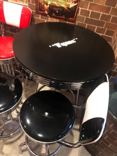 おしゃれcafe、Bar黒テーブル&赤チェア
