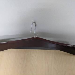  !!純!! 5本セット　純木製ハンガー（滑り止め付きです）センスいいです 　 アパレル  の画像