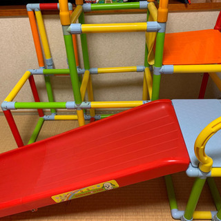 ジャングルジムと滑り台の画像