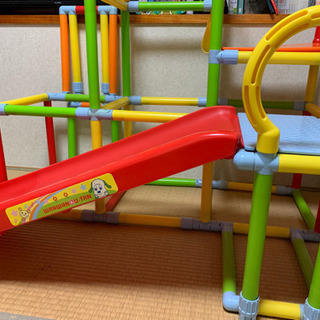 ジャングルジムと滑り台の画像