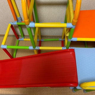 ジャングルジムと滑り台の画像