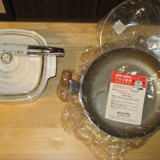 鍋2点　茶櫃？　トング　　コーヒーメーカーなど　