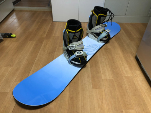 スノボーとシューズのセットです。