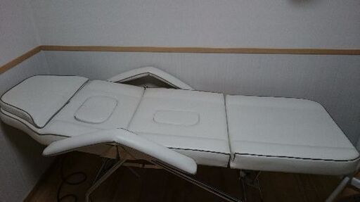 『最終出品』エステベット・スツール二脚・拡大鏡付ライト