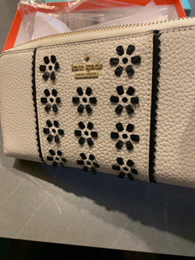 「新品箱付き」　Kate spade  長財布　可愛い花柄 5800円
