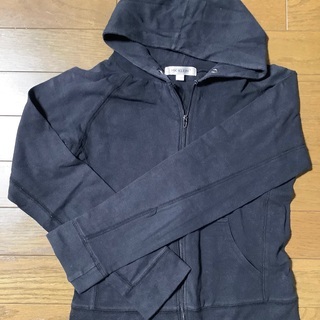 黒短め丈のパーカー