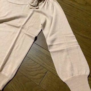 ピンク肩リボン付きニットの画像