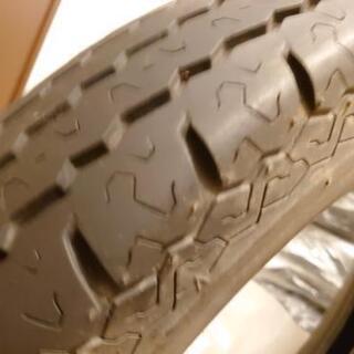 トラック用タイヤ2本 年代物 手間賃200円でお譲りします。