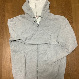 グレー色パーカー