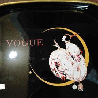 VOGUEの什器とか入れるモノ?