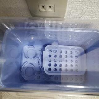 哺乳瓶の消毒液と消毒ケースの画像