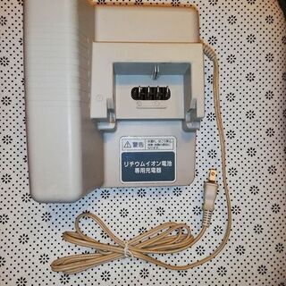 パナソニック製ブリジストンアシスタ用電動アシスト自転車用充電器。...
