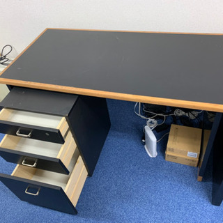引き出し付きデスクの画像