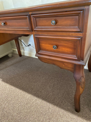 猫脚デスク　雰囲気良し。