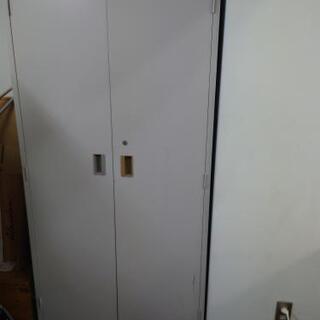 事務所用書庫２台差し上げます。