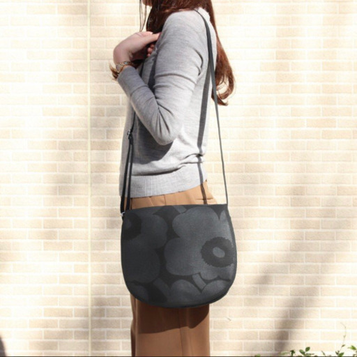 マリメッコ ピエニウニッコ Salli ショルダーバッグ ブラック/ブラック