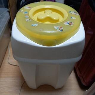 おむつ用ゴミ箱（combi「クルルンポイ」）使用感あります