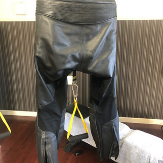 HYDOの革製ライディングパンツ