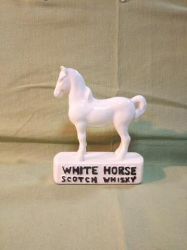 馬の置物(white horse)