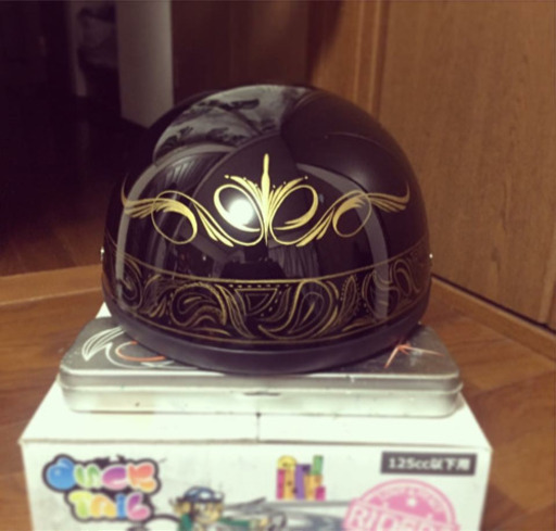 ピンストライプ を入れたヘルメット(ダックテール)